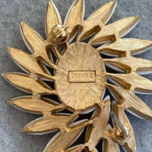 Vintage Crown Trifari White Milk Glass Navette Brooch Gold Tone Swirl Sunburst - Picture 6 of 10